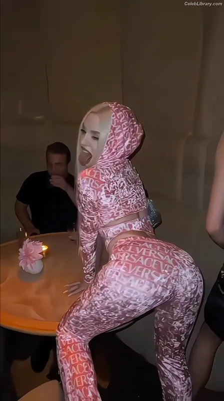 Ava Max photo 11 of 2136