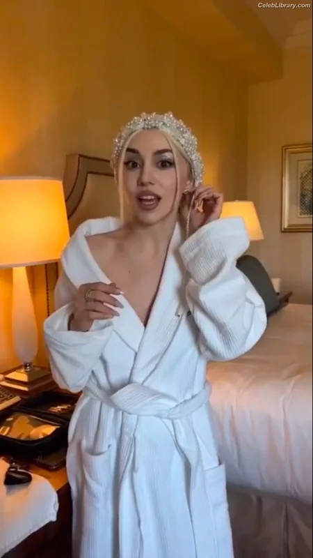 Ava Max photo 16 of 2136