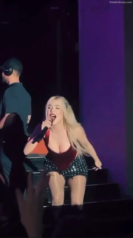 Ava Max photo 22 of 2136