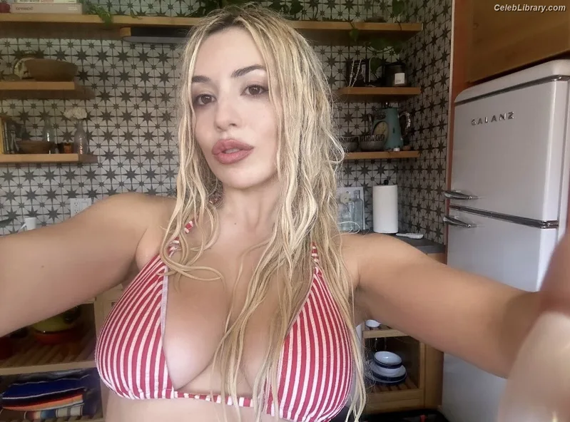 Ava Max photo 1 of 2136
