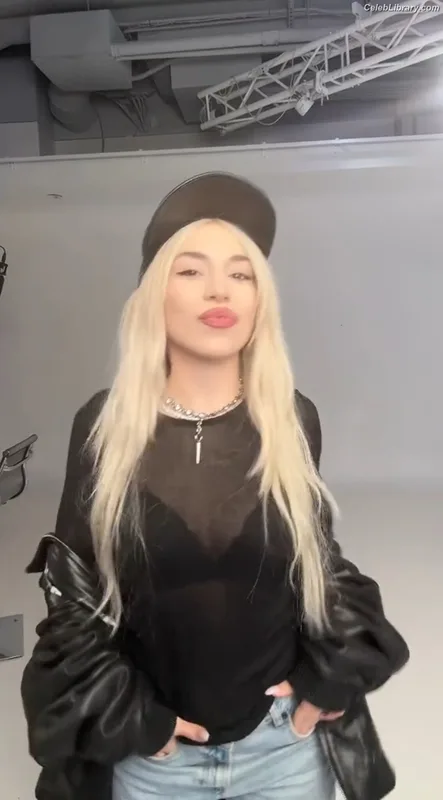 Ava Max photo 17 of 2136