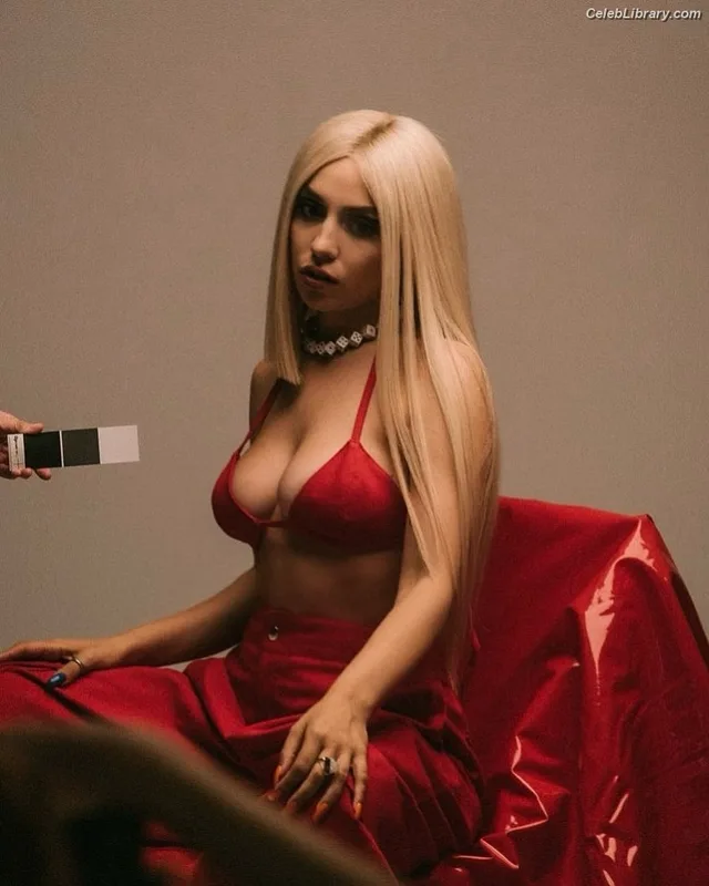 Ava Max photo 5 of 2136