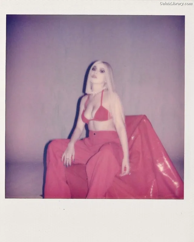 Ava Max photo 9 of 2136