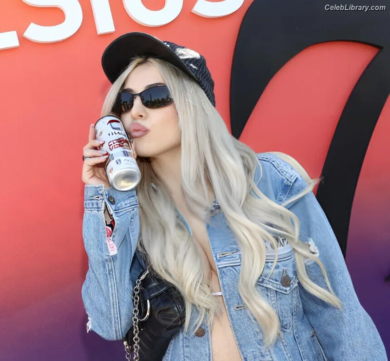Ava Max photo 17 of 2136