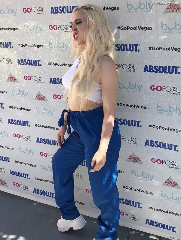 Ava Max photo 17 of 2136