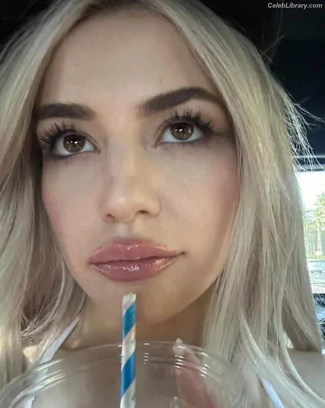 Ava Max photo 22 of 2136