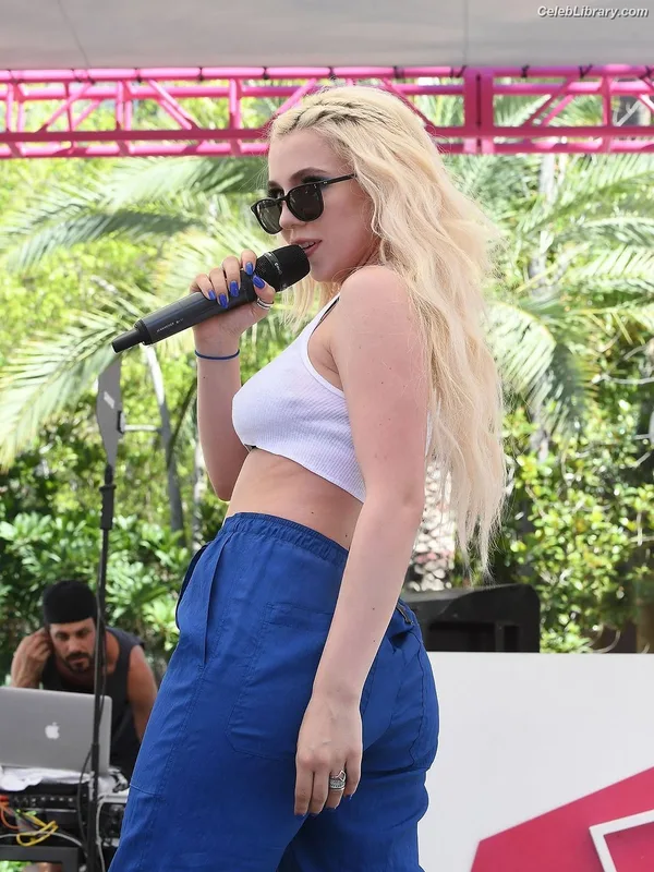 Ava Max photo 23 of 2136