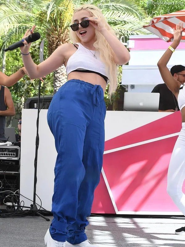 Ava Max photo 2 of 2136