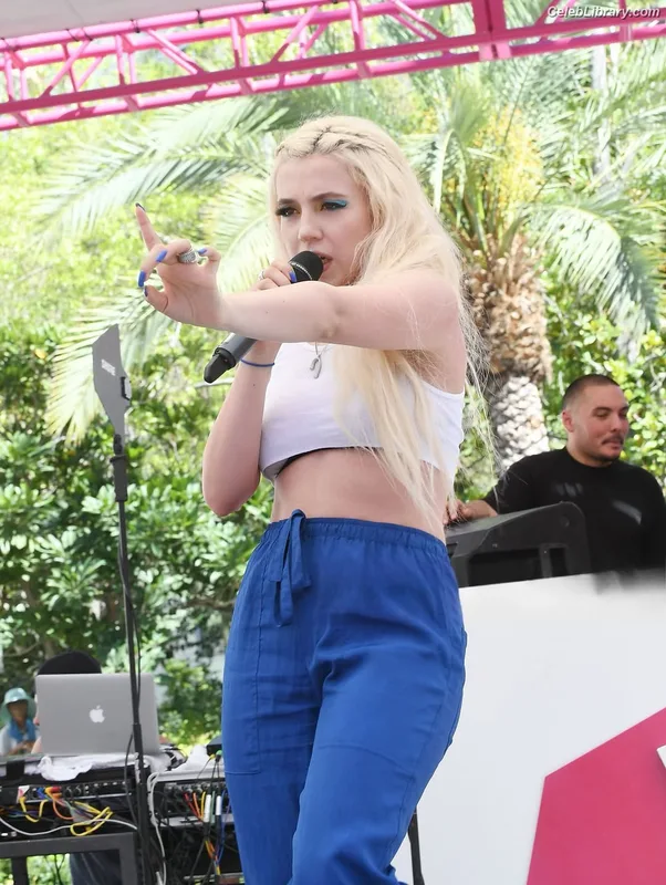 Ava Max photo 6 of 2136