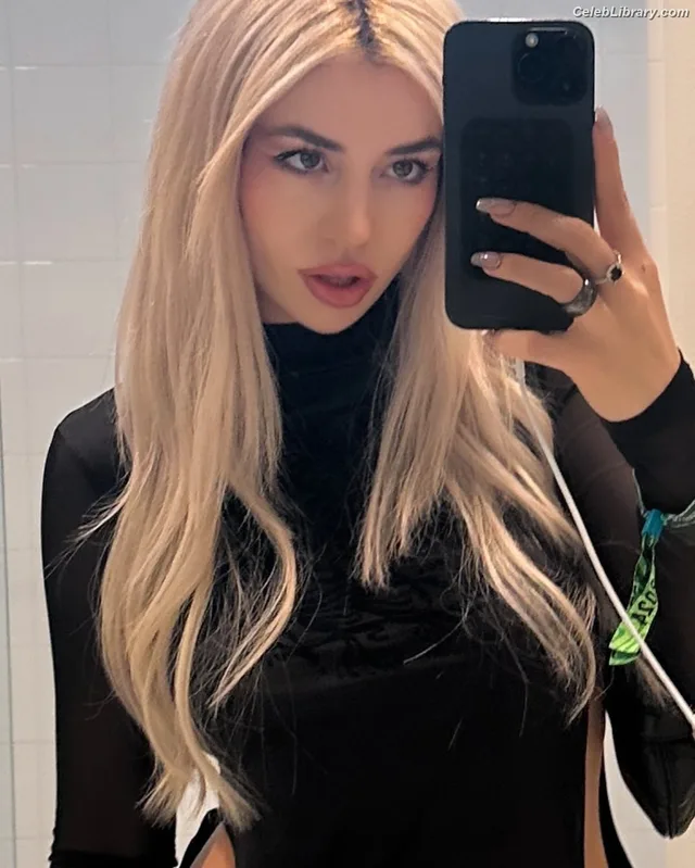 Ava Max photo 7 of 2136