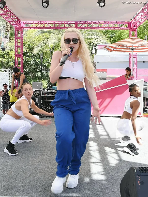 Ava Max photo 8 of 2136