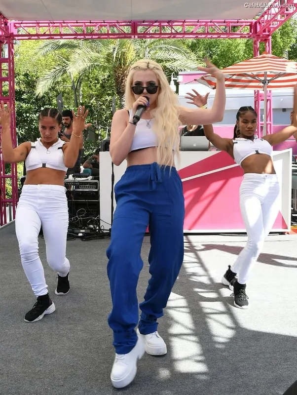 Ava Max photo 11 of 2136