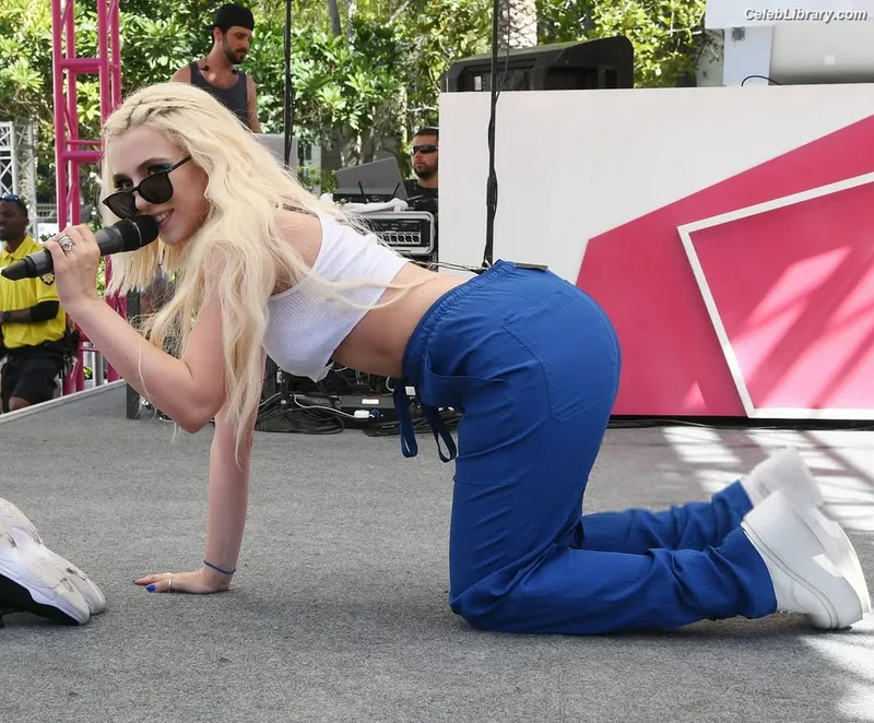 Ava Max photo 12 of 2136