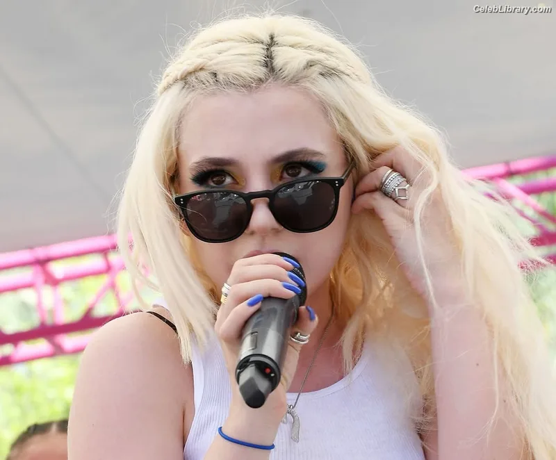 Ava Max photo 14 of 2136