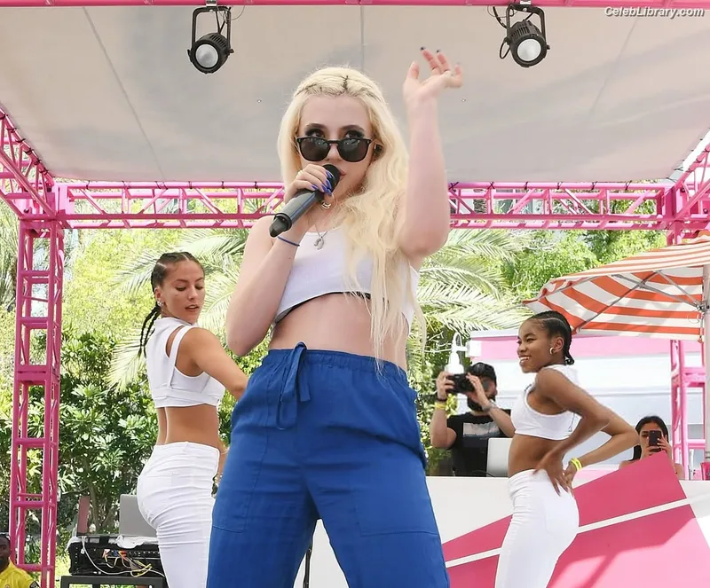 Ava Max photo 17 of 2136