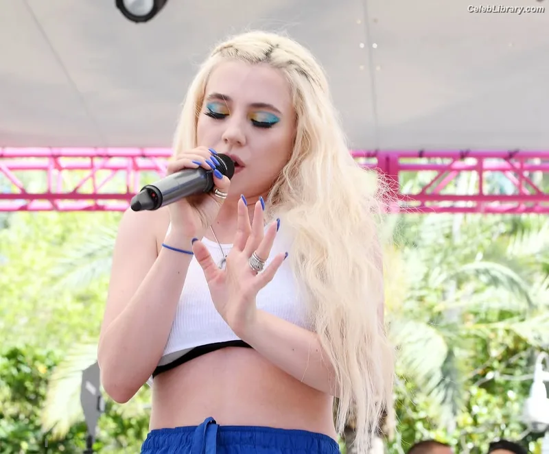 Ava Max photo 18 of 2136