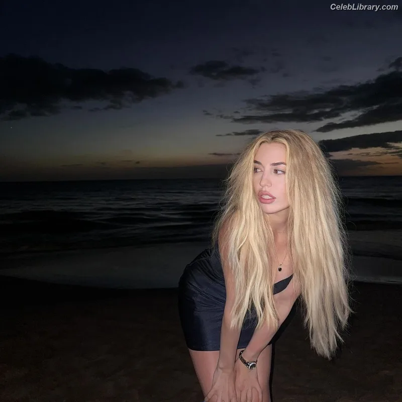 Ava Max photo 3 of 2136