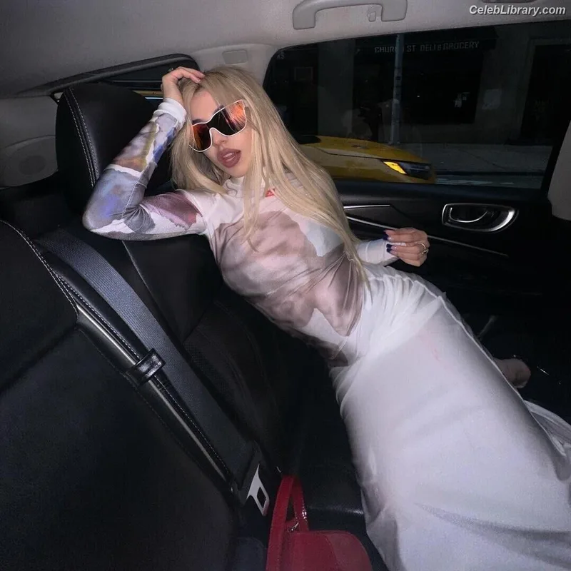 Ava Max photo 4 of 2136