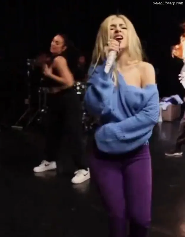 Ava Max photo 14 of 2136