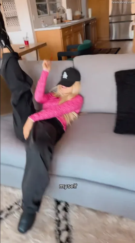 Ava Max photo 21 of 2136