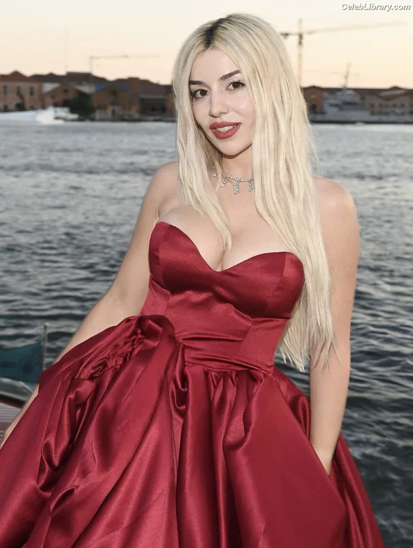 Ava Max photo 16 of 2136