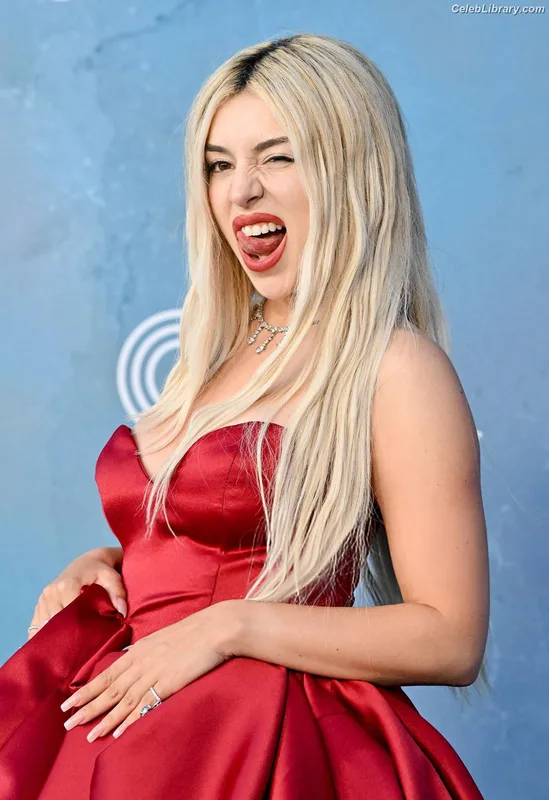 Ava Max photo 22 of 2136