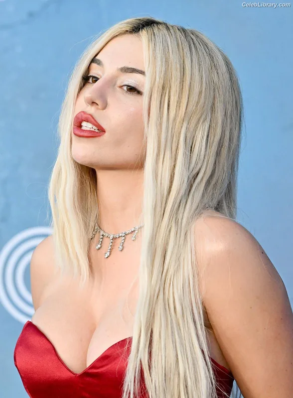 Ava Max photo 1 of 2136