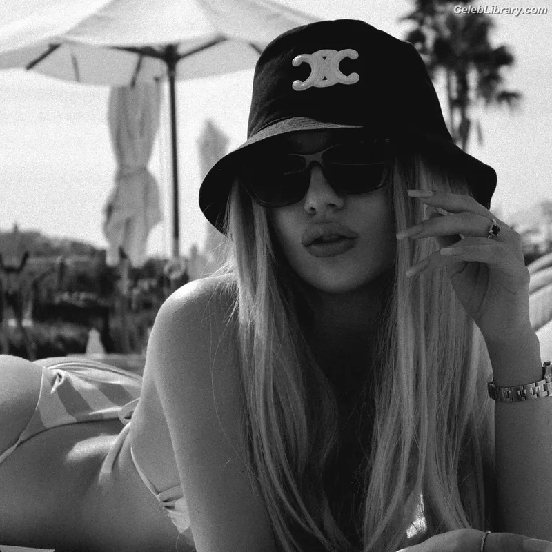 Ava Max photo 4 of 2136