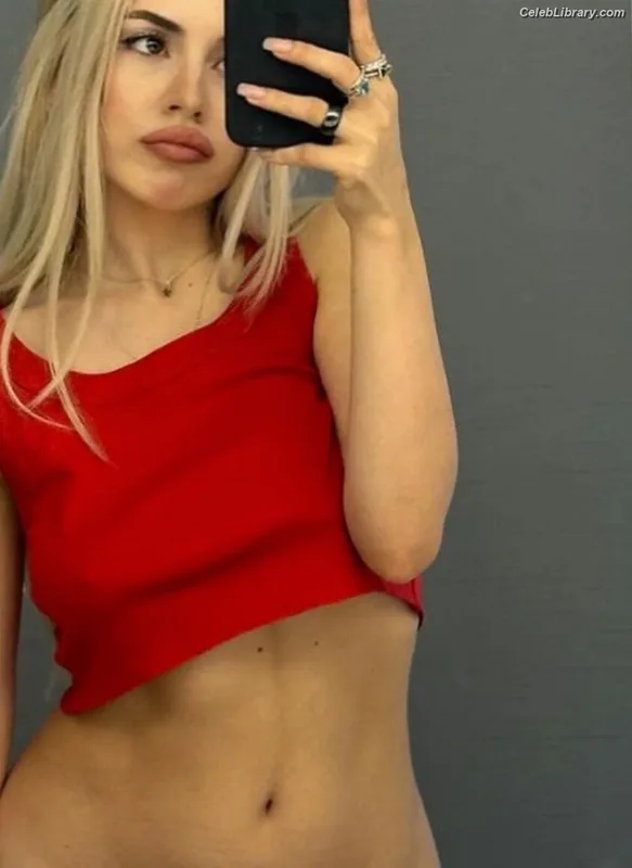 Ava Max photo 14 of 2136