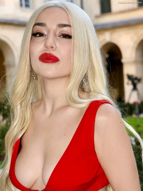 Ava Max photo 5 of 2136