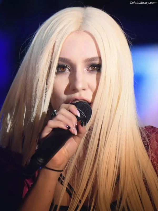 Ava Max photo 23 of 2136