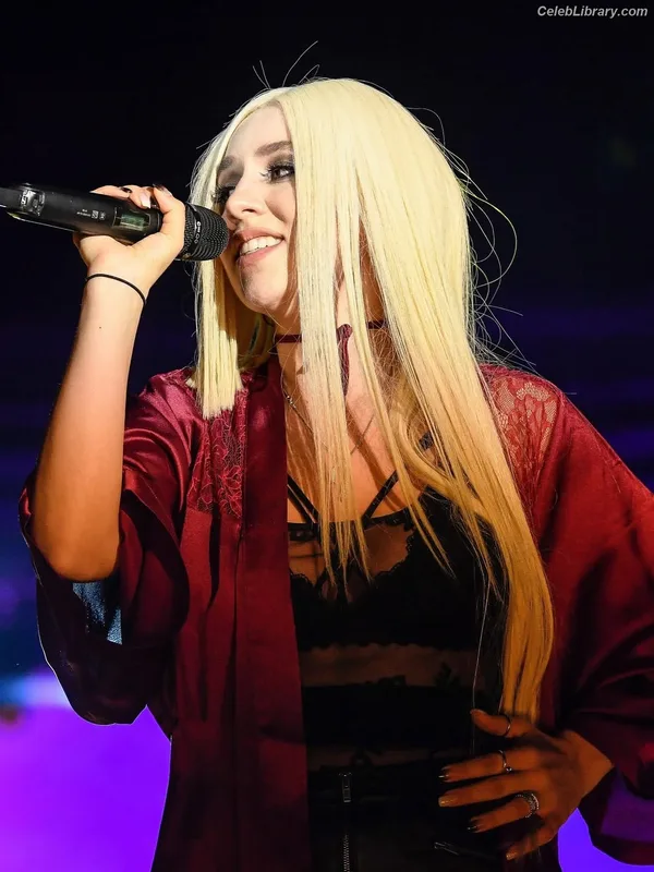 Ava Max photo 1 of 2136