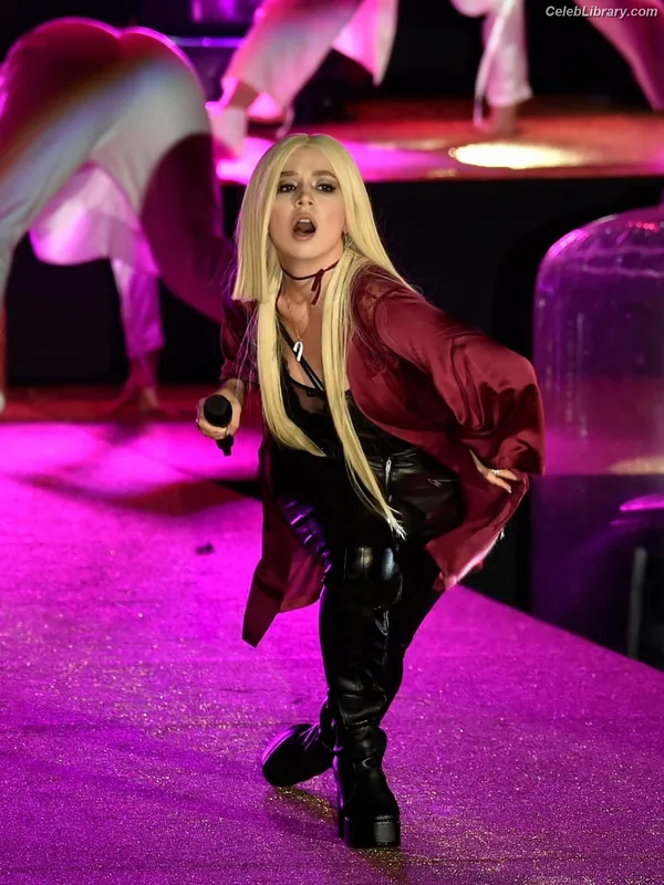 Ava Max photo 3 of 2136