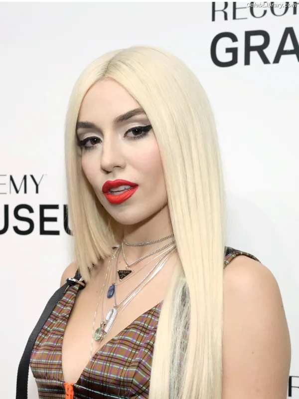 Ava Max photo 8 of 2136