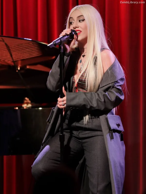 Ava Max photo 17 of 2136