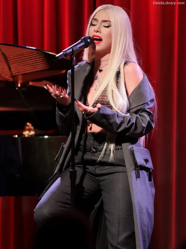 Ava Max photo 18 of 2136