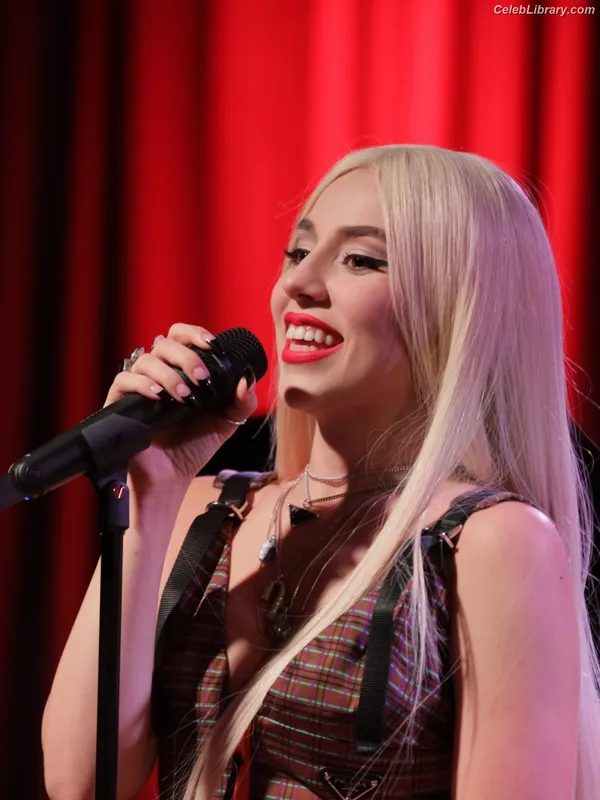 Ava Max photo 22 of 2136