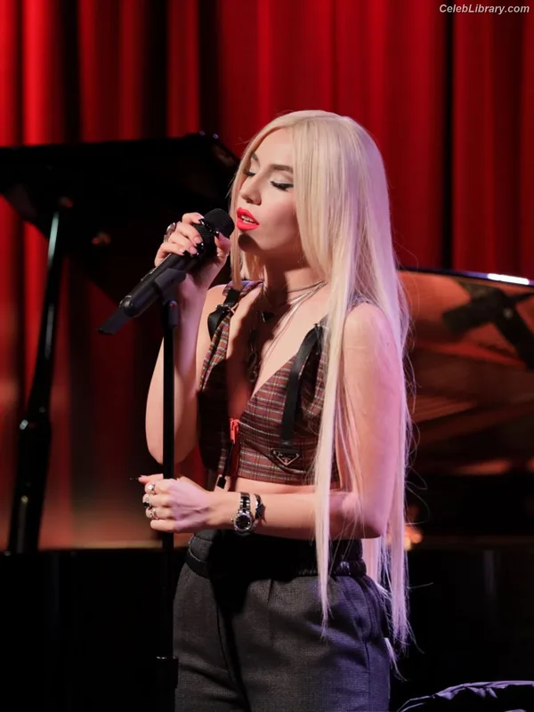 Ava Max photo 23 of 2136