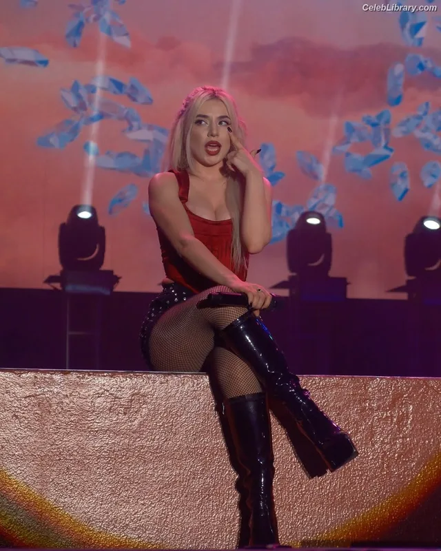 Ava Max photo 16 of 2136