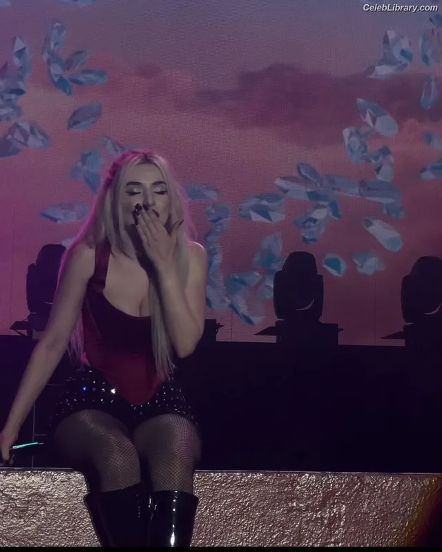 Ava Max photo 17 of 2136