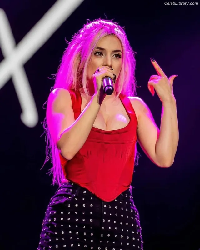 Ava Max photo 4 of 2136