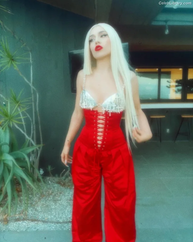 Ava Max photo 3 of 2136