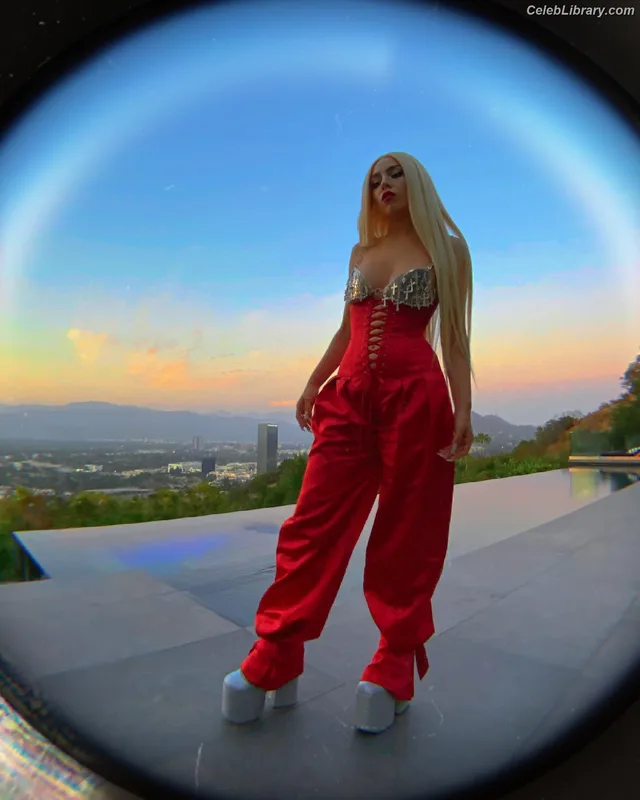 Ava Max photo 4 of 2136