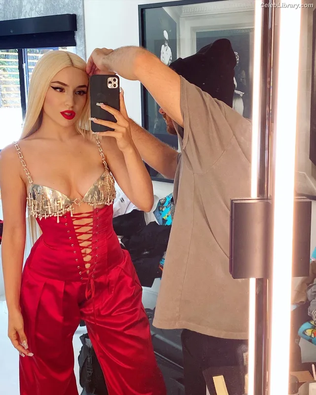 Ava Max photo 7 of 2136