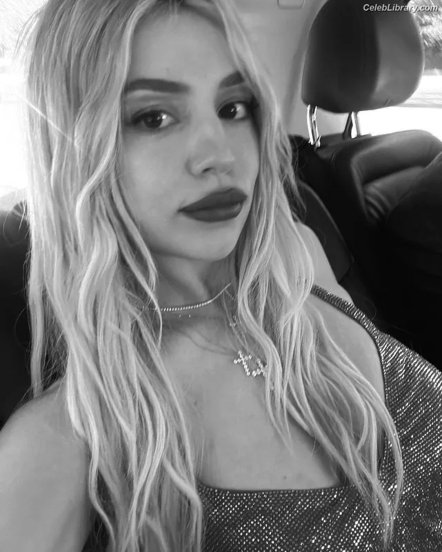 Ava Max photo 21 of 2136