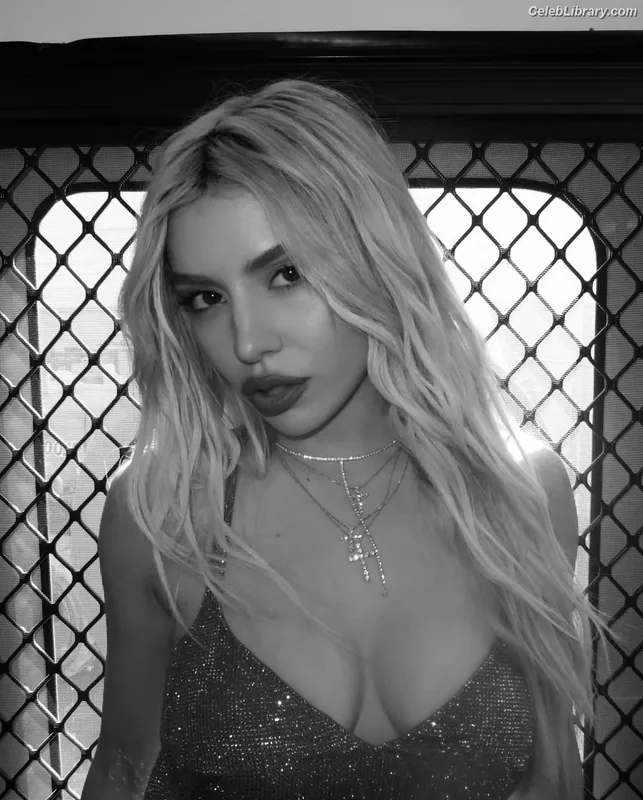 Ava Max photo 22 of 2136