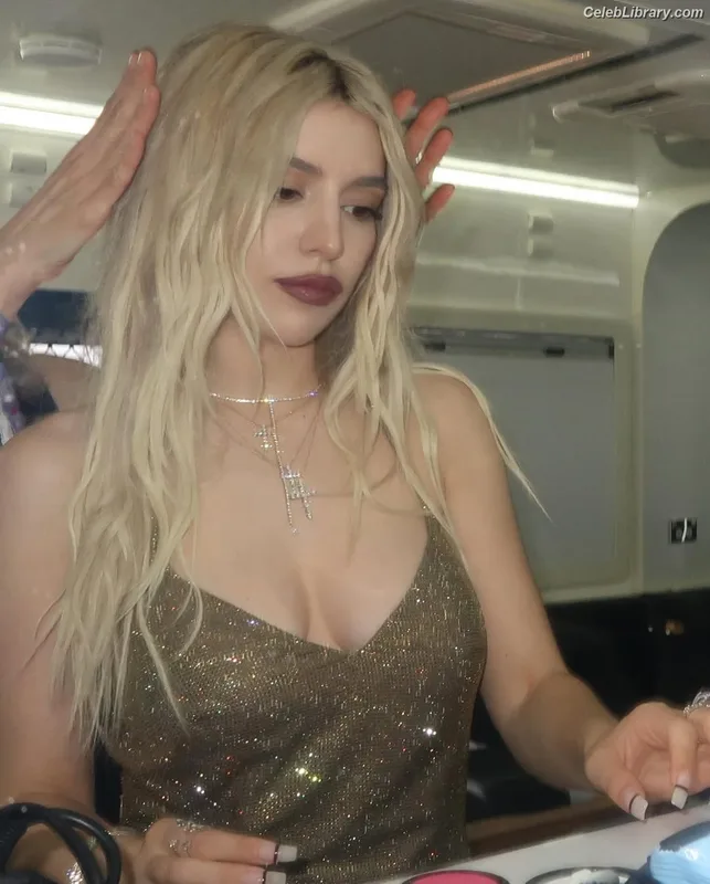 Ava Max photo 24 of 2136