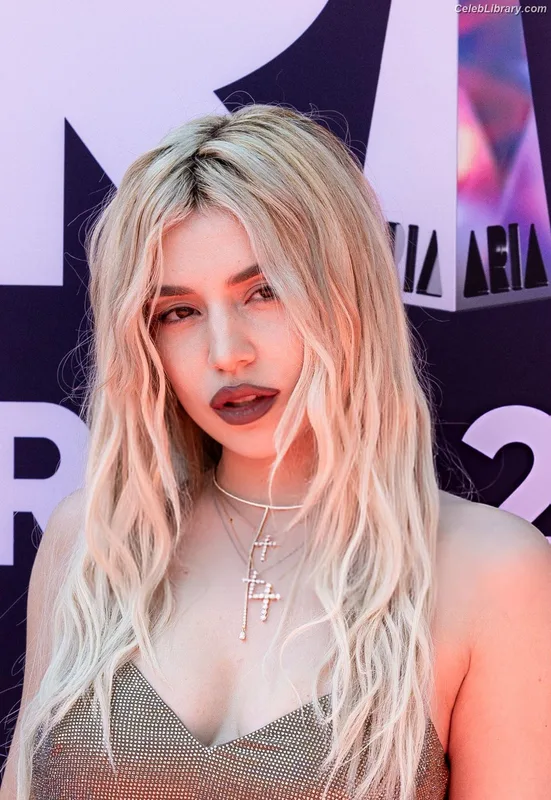 Ava Max photo 7 of 2136