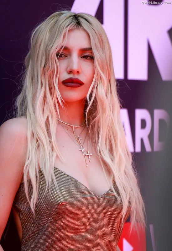 Ava Max photo 8 of 2136