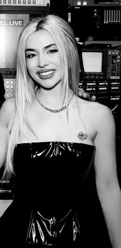Ava Max photo 4 of 2136